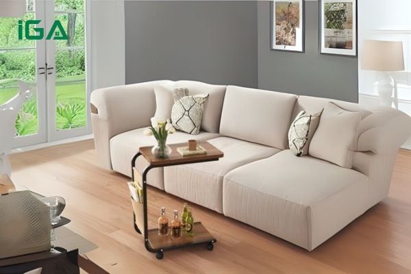 Bàn trà di động 2 tầng, chân kim loại đen và mặt gỗ óc chó, đặt cạnh ghế sofa