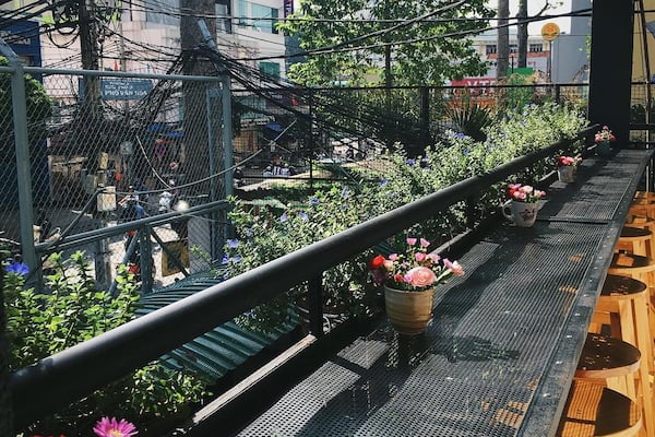 Đừng quên những chiếc bàn cao sát tường