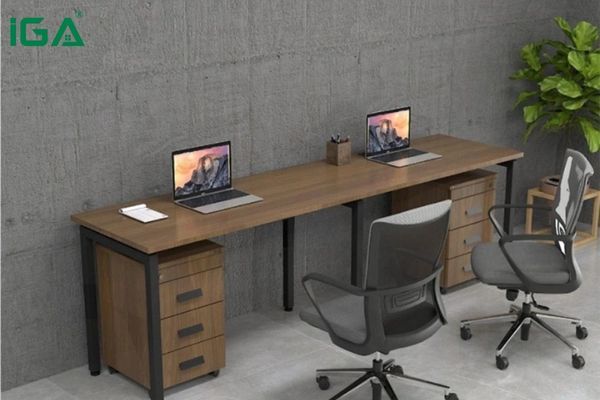 Chọn bàn có kích thước cân đối với diện tích văn phòng là yếu tố quan trọng để tạo sự gọn gàng, khoa học