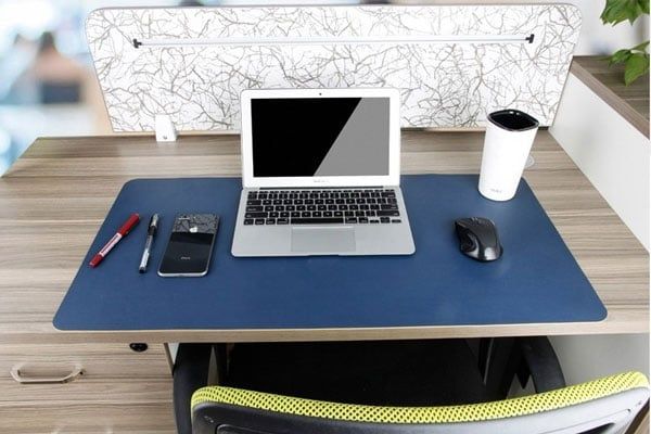 Trang trí bàn làm việc tại văn phòng bằng thảm trải bàn làm việc