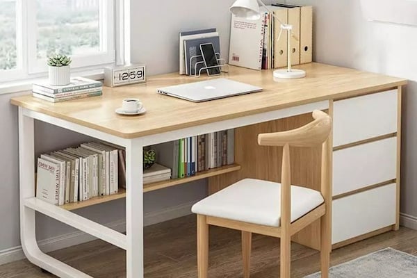 Lịch trình vệ sinh bàn làm việc theo định kỳ giúp duy trì không gian sạch sẽ, hỗ trợ tinh thần làm việc ổn định