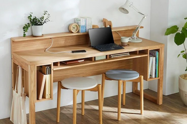 Không vệ sinh định kỳ khiến bàn làm việc tích tụ bụi bẩn, ảnh hưởng đến sức khỏe và hiệu suất