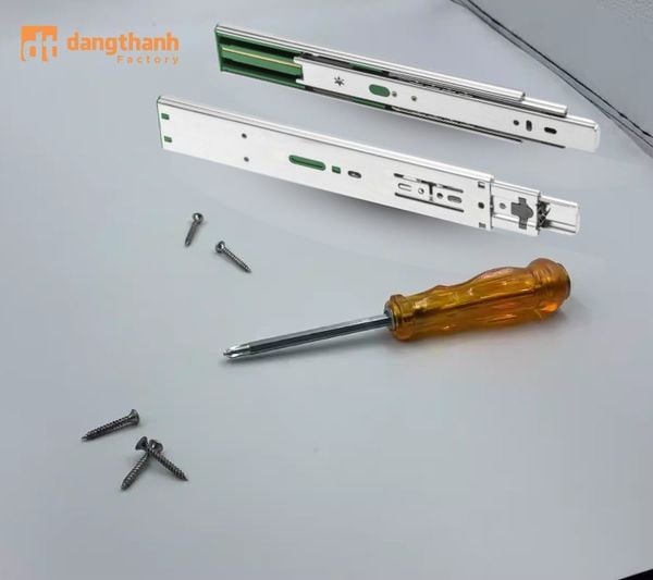 Chuẩn bị lắp thanh ray trượt ngăn kéo