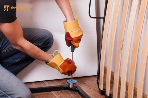 Đeo bao tay để lắp đặt pat giường an toàn
