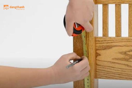 Đo đạt đánh dấu vị trí để lắp đặt pat giường