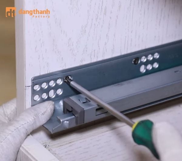 Lắp đặt ray trượt âm dễ