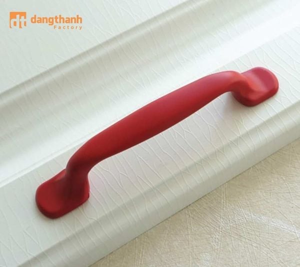 Tay nắm tủ màu đỏ