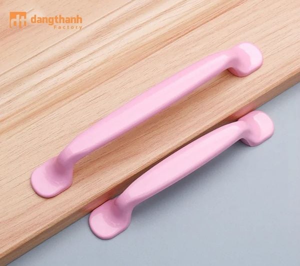 Tay nắm tủ màu hồng