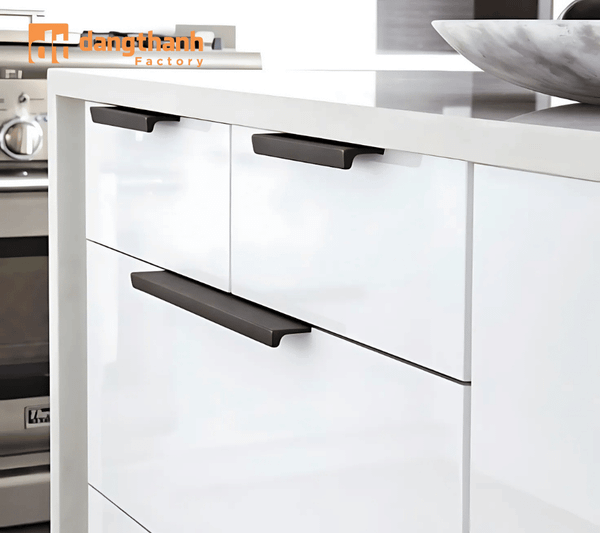 tủ bếp có gắn tay nắm âm