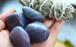 Đá Vảy Rồng Lepidolite: Loại Đá Phong Thủy Mà Những Người Hay Gặp Căng Thẳng Và Rối Loạn Cảm Xúc Nên Có Bên Mình