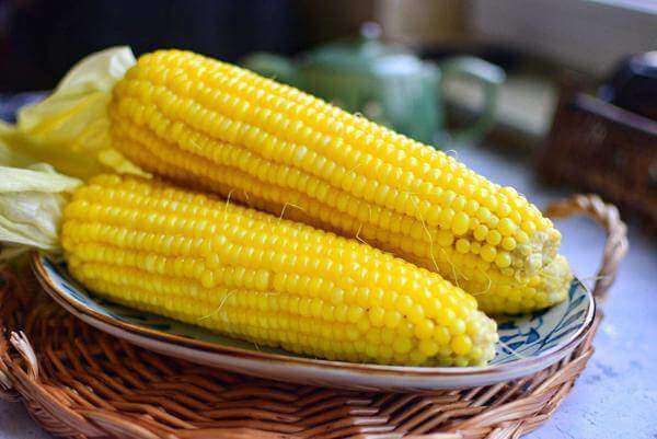 Ngô dễ hấp thụ mùi từ các loại thực phẩm khác như cá, hành hoặc tỏi