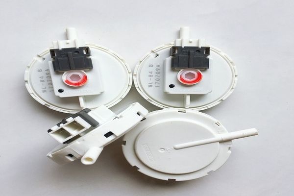 Nguyên lý của phao áp suất là đo áp suất không khí trong ống dẫn nước của máy giặt.