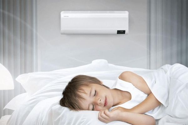 Điều chỉnh nhiệt độ của điều hòa ở 26°C, đây là mức nhiệt độ thoải mái, không quá nóng hoặc quá lạnh