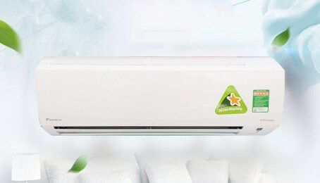 Các tính năng thông minh của Daikin FTKB25YVMV bao gồm khả năng điều khiển từ xa qua remote và chế độ hẹn giờ bật tắt tự động điều chỉnh hướng gió.