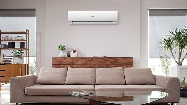 Thiết kế thanh lịch với tông màu trắng tinh tế của Daikin FTKC35UVMV dễ dàng phù hợp với mọi không gian nội thất hiện đại.