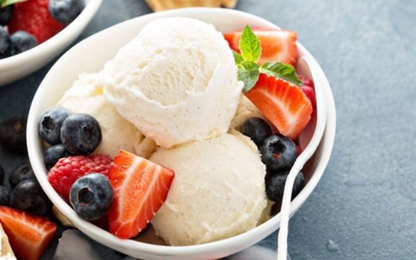 Túi giữ lạnh thường có lớp cách nhiệt bên trong để giữ cho thực phẩm ở nhiệt độ mát mẻ.