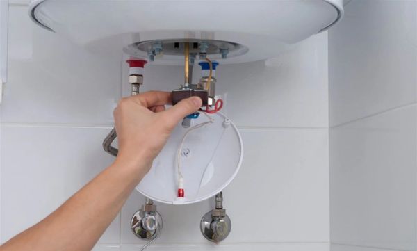 Nước có thể bị rò qua van nếu van bị hỏng hoặc áp suất trong bình vượt quá mức an toàn.