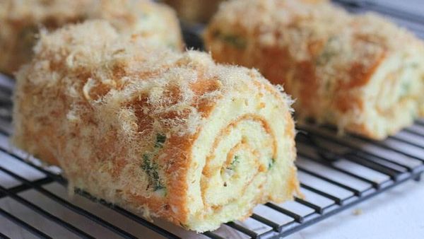 Sau khi bảo quản, hãy làm nóng lại bánh bông lan trứng muối đúng cách để giữ hương vị và độ mềm mịn.