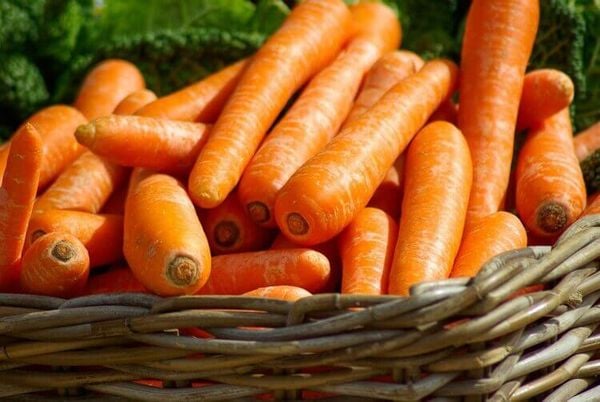Bảo quản cà rốt trong nước là một cách khác để giữ chúng tươi lâu mà không cần tủ lạnh.