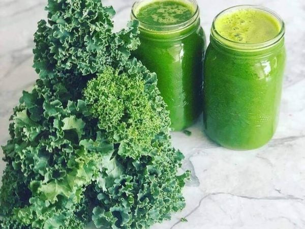 Khi bạn muốn duy trì một chế độ ăn uống lành mạnh, salad cải xoăn là một lựa chọn tuyệt vời