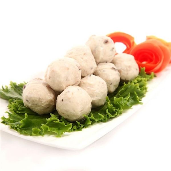 Việc chọn nguyên liệu tươi ngon là rất quan trọng trước khi bắt đầu chế biến cá viên chiên.