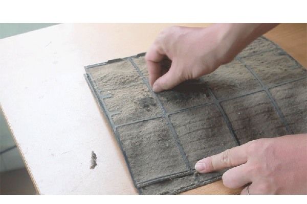 Tháo màng lọc điều hòa âm trần