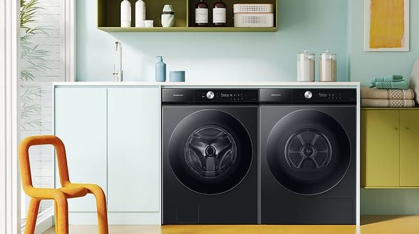 Samsung DV17B9750CV/SV sở hữu thiết kế tinh tế với tông màu đen nhám sang trọng, phù hợp với hầu hết không gian nội thất hiện đại.