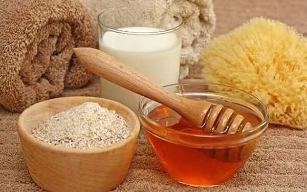 Chọn hộp thủy tinh, hộp nhựa hoặc thùng có nắp đậy kín để đựng cám gạo.