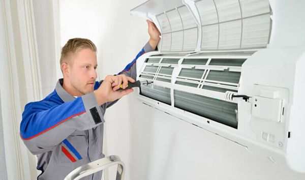 Dàn nóng thường được đặt ngoài trời và bị thời tiết, bụi bẩn và lá cây tác động trực tiếp