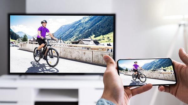 Một công cụ hỗ trợ do chính LG phát triển, ứng dụng LG TV Plus cho phép bạn kết nối và điều khiển TV LG từ điện thoại của mình một cách dễ dàng.