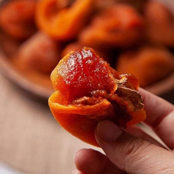 Khi muốn sử dụng, lấy hồng ra khỏi nơi bảo quản khoảng một giờ để nó trở nên mềm và thơm hơn