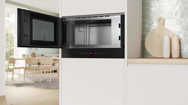 Lò vi sóng Bosch BFL7221B1 Series 8 sở hữu thiết kế âm tủ tinh tế, giúp tiết kiệm không gian và tạo nên vẻ sang trọng