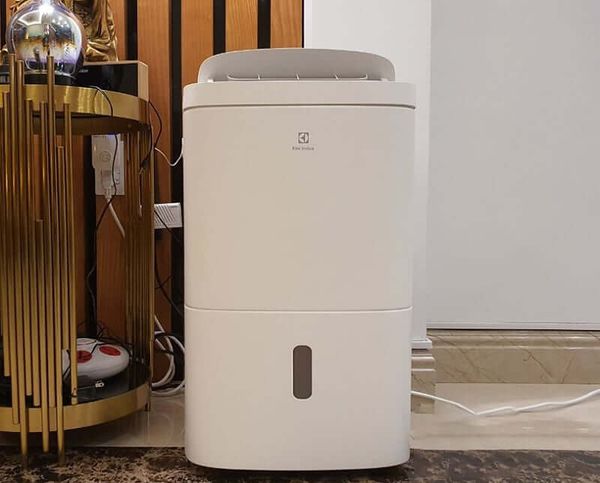 Máy hút ẩm Electrolux EDH10TRBWI nổi bật trong số các loại máy khác nhờ khả năng hút ẩm tuyệt vời