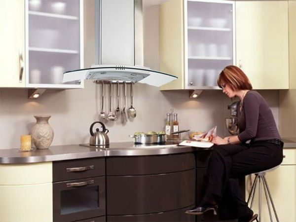 Canzy CZ-7002G có thiết kế kính cong nhẹ nhàng, vì vậy nó phù hợp với các gian bếp có kích thước nhỏ và vừa