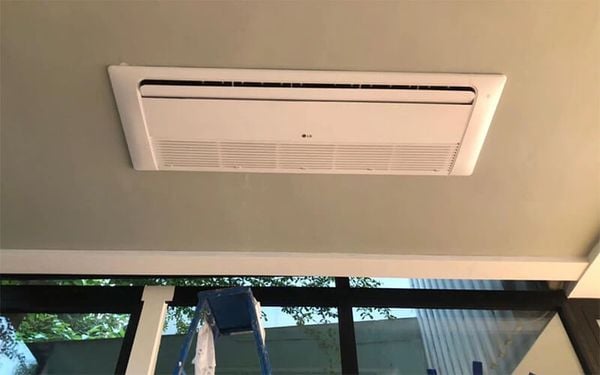 Điều hòa âm trần 1 hướng thổi hiện đại có công nghệ inverter, giúp tiết kiệm điện năng