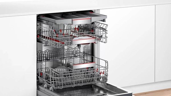 Máy rửa bát Bosch SMIBYCS03E có kiểu dáng âm tủ dễ dàng lắp đặt vào không gian bếp của gia đình