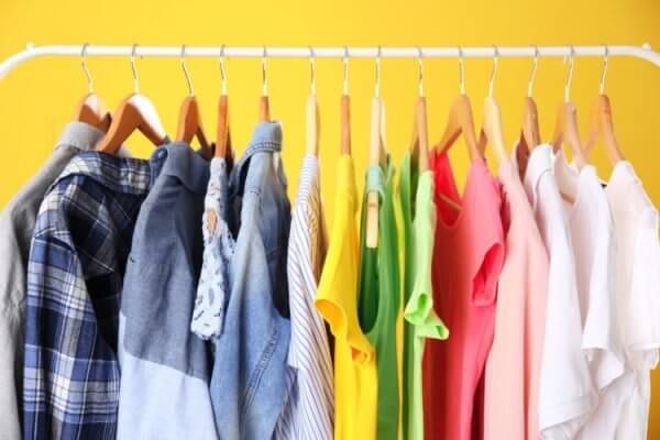 Trước khi bạn bắt đầu giặt giũ, bạn nên phân loại quần áo theo màu sắc, chất liệu và mức độ bẩn của chúng