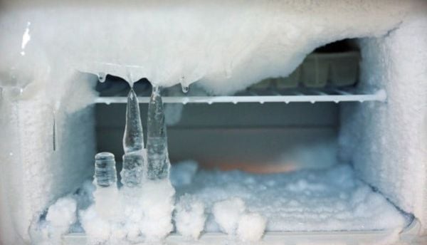 Ống dẫn hơi lạnh xuống ngăn mát bị tắc nghẽn dễ gây hiện tượng đóng tuyết trong ngăn