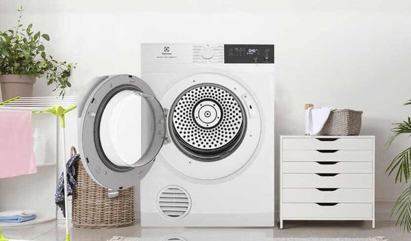 Khả năng tiết kiệm năng lượng: Máy sấy Electrolux EDH903R7WC có hệ thống cảm biến độ ẩm, tự động dừng lại khi quần áo khô, giúp tiết kiệm điện.