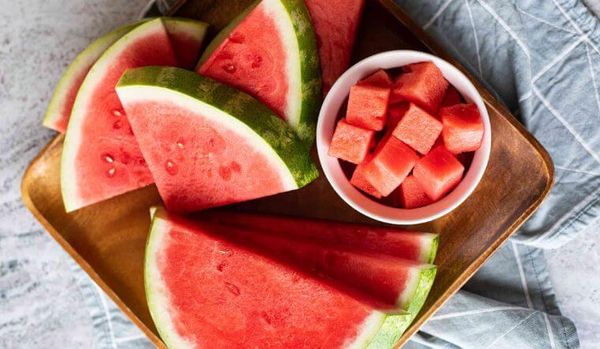 Món tráng miệng tuyệt vời là dưa hấu, giàu nước và vitamin. Để lạnh trước khi ăn để tăng hương vị.