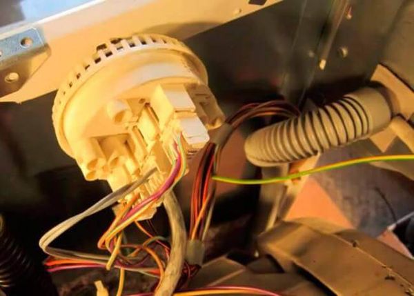 Phao áp suất là một phần quan trọng của máy giặt giúp kiểm soát lượng nước trong thùng giặt và xả sao cho phù hợp