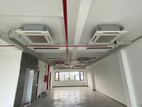 Lắp đặt điều hòa âm trần, áp trần và tủ đứng thường bao gồm nhiều bước phức tạp và đòi hỏi kỹ thuật cao