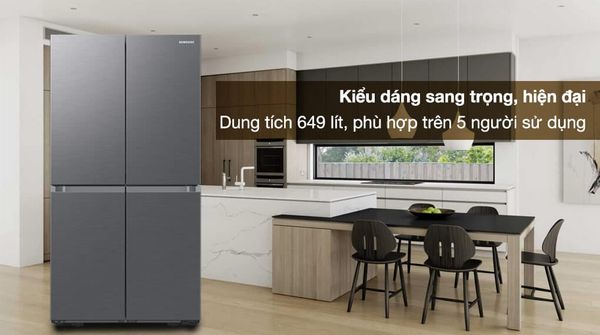 Tủ lạnh hai cửa Toshiba GR-AG66VA(XK) có thiết kế hiện đại và cao cấp với mặt kính đen bóng sang trọng.