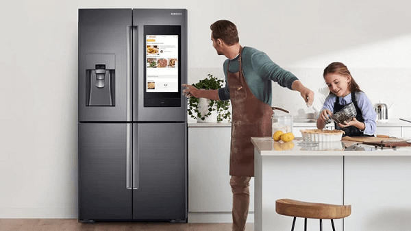 Tủ lạnh lấy nước bên ngoài thông minh lớn và phức tạp, chiếm nhiều không gian bếp