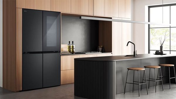 Tủ lạnh LG LFB53BLMI có thiết kế 4 cánh, mang lại không gian lưu trữ rộng rãi