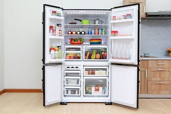 Tủ lạnh 4 cánh có dung tích lớn và các ngăn riêng biệt, giúp bạn lưu trữ thực phẩm tiện lợi và giữ cho chúng tươi lâu hơn.