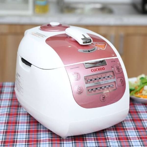 Nồi cơm điện tử Cuckoo CRP-G1015M có thiết kế hiện đại, màu sắc trang nhã và kiểu dáng sang trọng