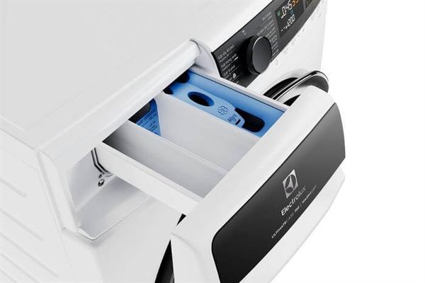 Máy giặt sấy Electrolux EWW1343R7WC sở hữu thiết kế thanh lịch với gam màu trắng trang nhã, phù hợp với nhiều không gian nội thất từ cổ điển đến hiện đại.