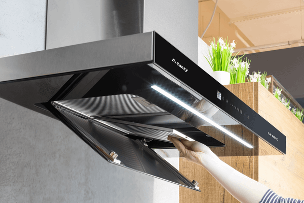 Canzy CZ-90TS có bề mặt kính cong rộng 90 cm, tạo nên điểm nhấn thẩm mỹ cho căn bếp.