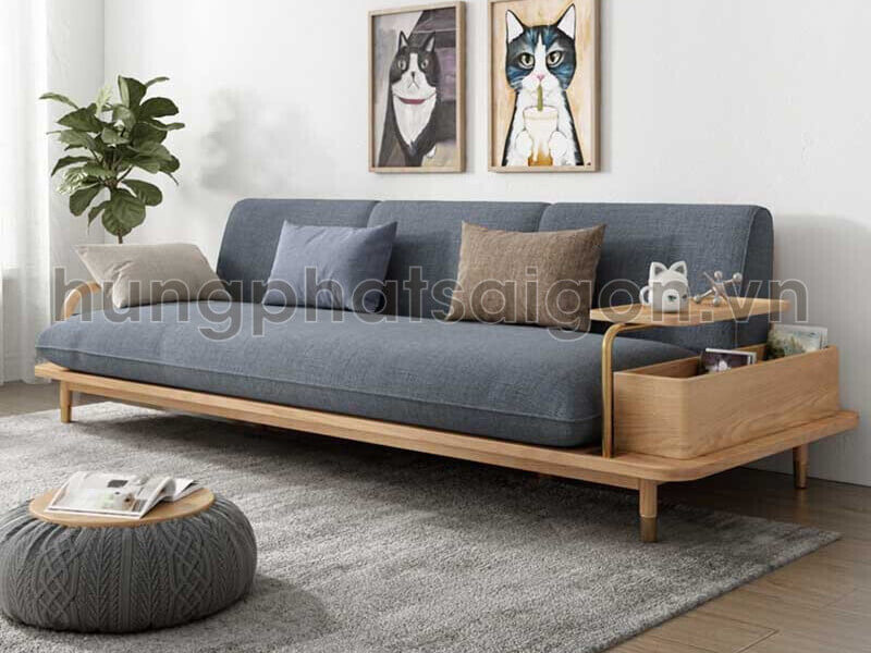 Sofa gỗ kiểu Nhật với thiết kế thấp mang lại sự gần gũi và ấm áp khi ngồi thưởng trà và trò chuyện.